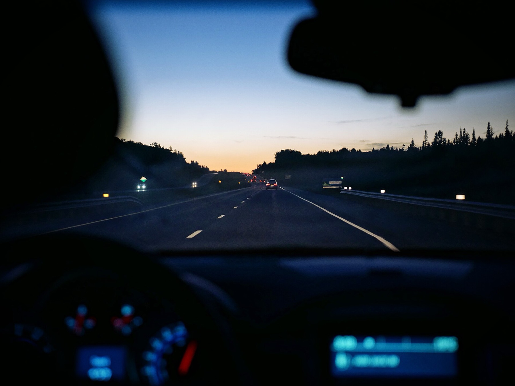 Carretera al anochecer vista desde el asiento del conductor