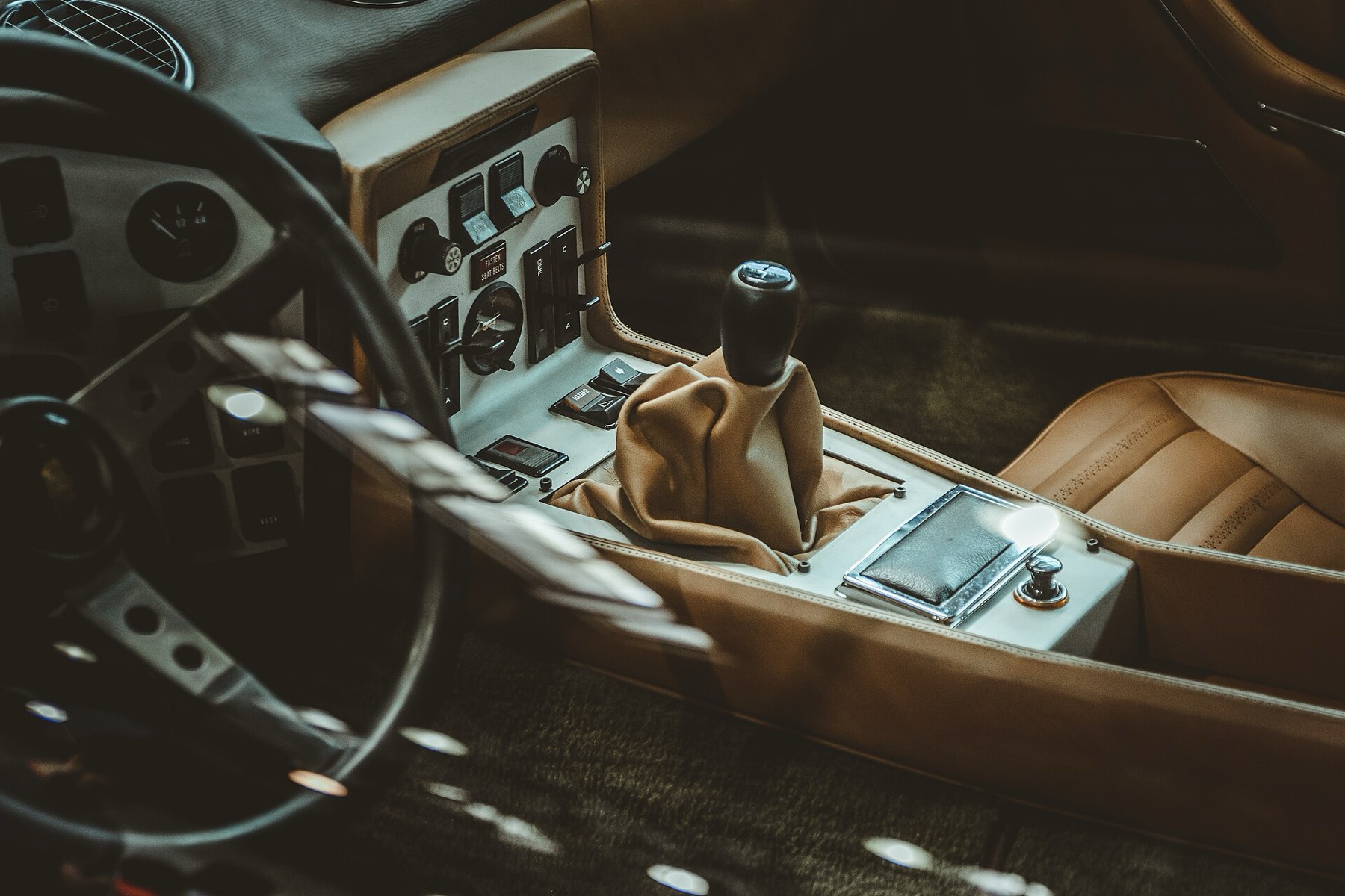 Interior de un coche con asientos de cuero y palanca de cambios